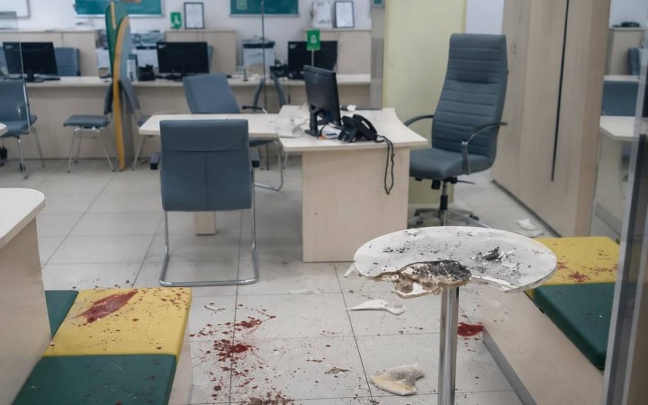 Павлодарда алаяқтар зейнеткерлерге банк ішінде петарда жарғызған