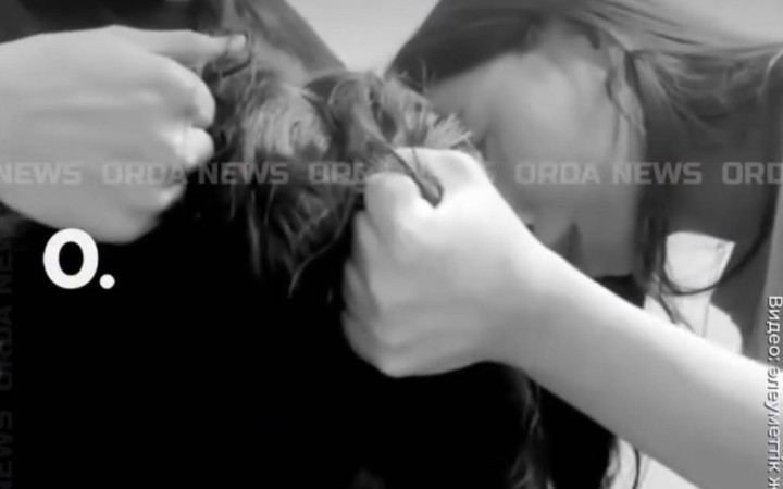 Бір топ қыз қатарласын аяусыз ұрып, видеосын желіге өздері жүктеген (ВИДЕО)