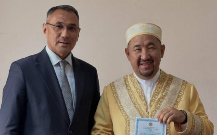 Нұрлан имамға ғаламторда уағыз айтуға мүмкіндік беретін ресми куәлік табысталды