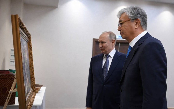Тоқаев Путинге қандай сыйлық табыстады?