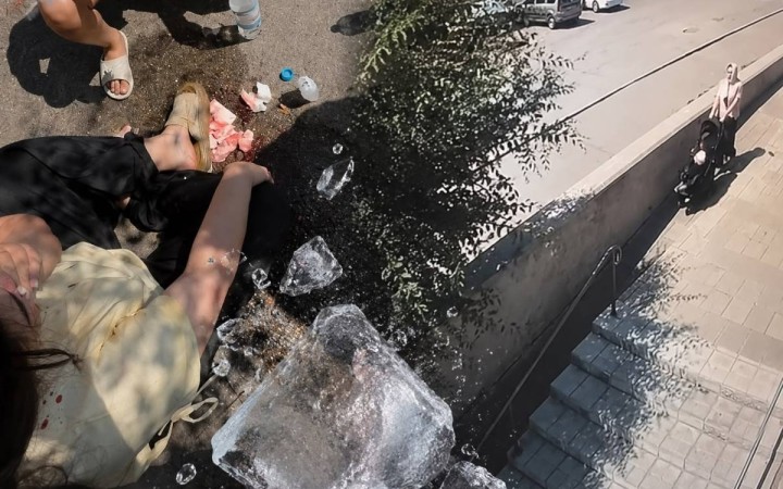 Павлодарда сәбиін арбамен серуендетіп жүрген әйелдің басына үлкен мұз кесегі құлады (ВИДЕО)