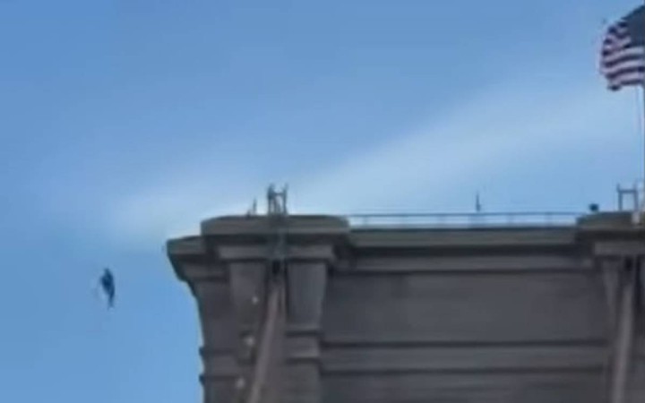 Қазақстан туын ұстап, жалаңаш күйде  көпірден секірген ер адам құтқарылды