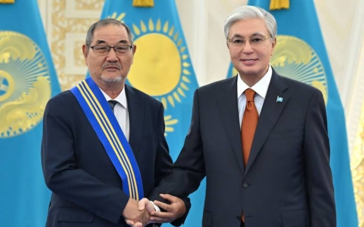 "Еңбегіне көрсетілген үлкен құрмет": Тоқаев Тұрсын Жұртбайды "Барыс" орденімен марапаттады