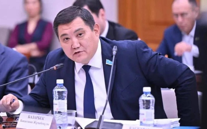 Экс-депутат Бақытжан Базарбек адам қағып кетті деп айыпталды – БАҚ
