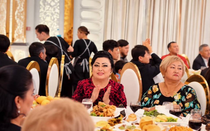 «Анамның қара шаңырағына әкелдік»: Мақпал Жүнісованың әулетіне келін түсті