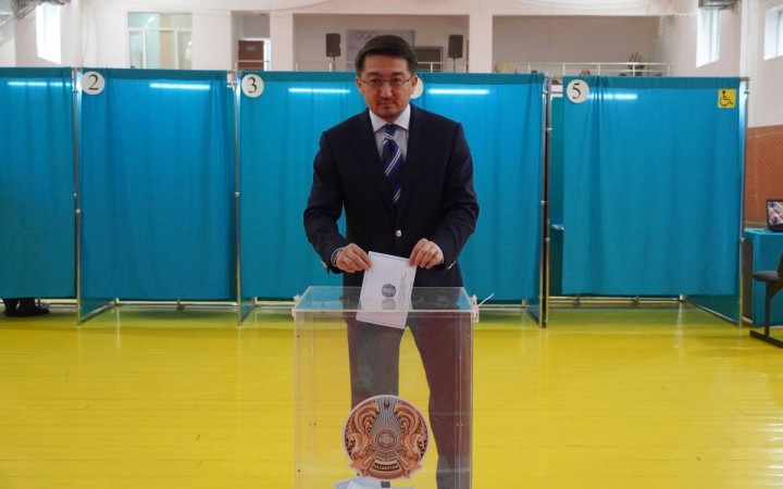Жаслан Мәдиев Құрылтай депутаттарын сайлауда дауыс берді