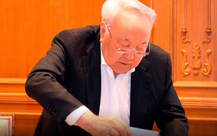 Нұрсұлтан Назарбаев үйінде дауыс берді