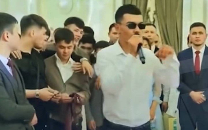 Тойда тілек айтқан жігіт жұртты ашуландырды