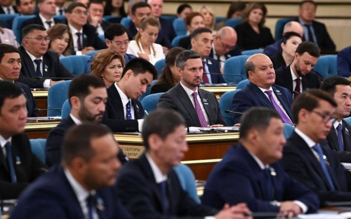Депутаттарға кез келген жерде сұрақ қоюға болмайды: Құрылтай жаңа тәртіп енгізбек