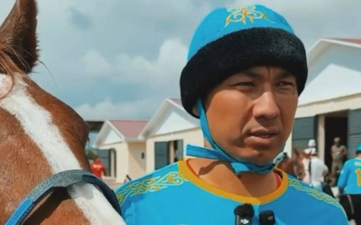 Көшпенділер ойындарында жарақат алған көкпаршыға ауылдастары ат мінгізді