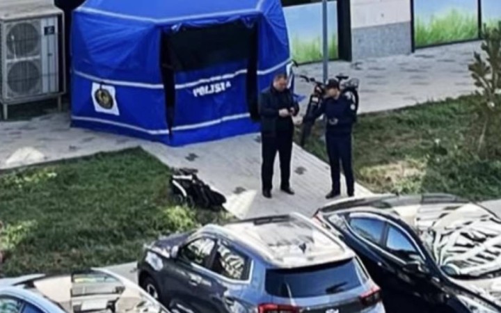 Әйел 15-қабаттан секіріп, арбадағы баланың үстіне құлады: екеуі де қаза тапты