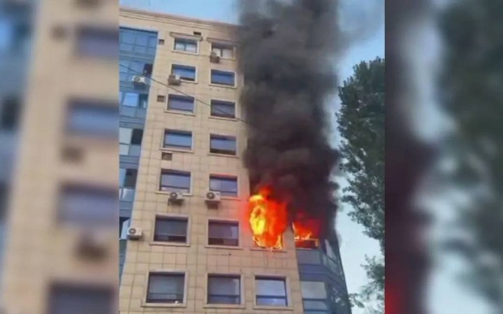 Алматыда тоғыз қабатты үйден өрт шығып, ондаған адам эвакуацияланды