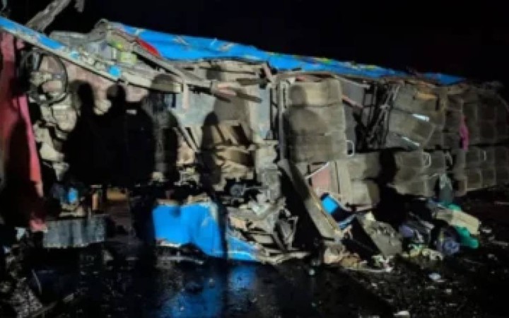 Мектеп оқушылары мінген автобус апатқа ұшырап, 20 адам көз жұмды