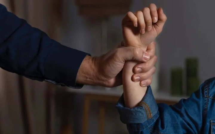 Үндістанда қазақстандық бапкер 16 жастағы қызға тиіскен