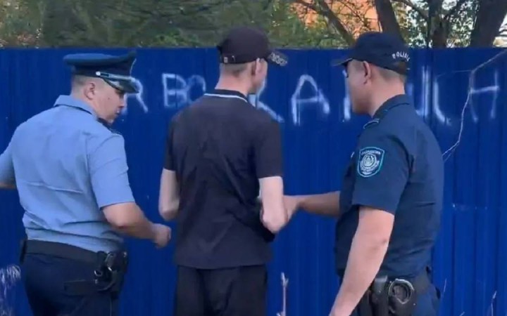 БҚО-да ғимарат қоршауына жазу жазған 19 жастағы жігіт қамауға алынды