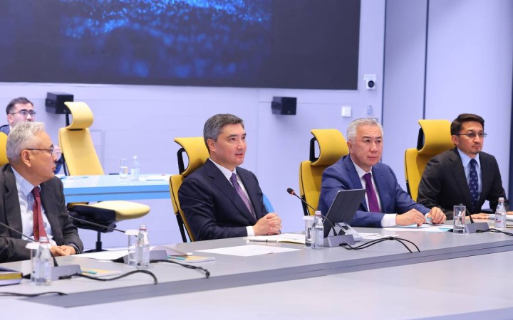 Олжас Бектенов еңбек және халықты әлеуметтік қорғау саласын цифрлық трансформациялау мәселелері бойынша кеңес өткізді