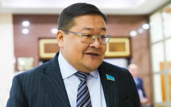 "Депутаттар байларға жатпайды": Айдос Сарым елдегі ауқатты адамдар туралы айтты