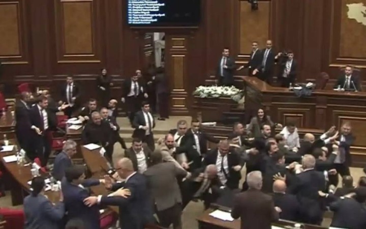 Армения парламентінде депутаттар жаппай төбелесті: Зардап шеккендер бар