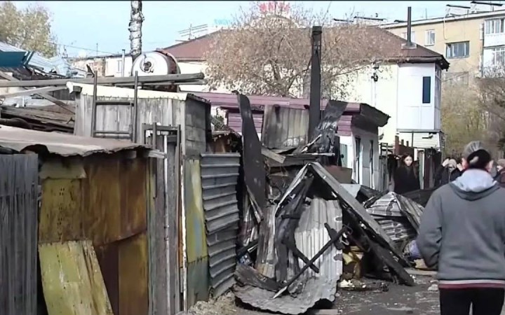 "Балалар терезеден жалаңаяқ қашып шықты": Астанада көпбалалы отбасы баспанасыз қалды