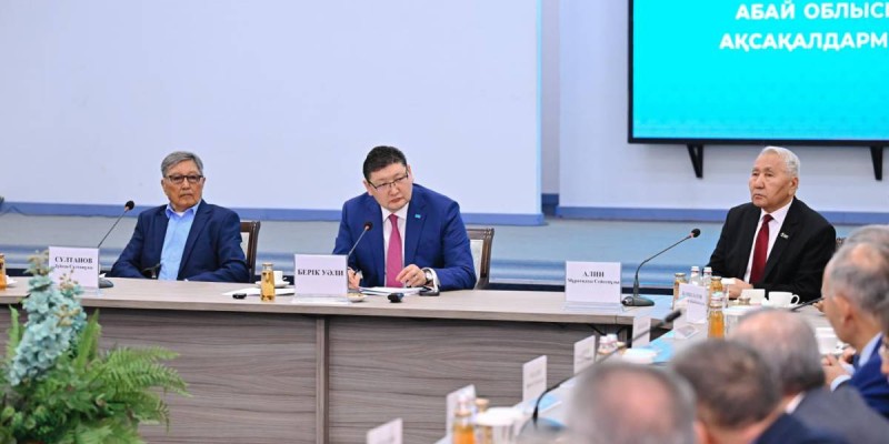 Абай облысының әкімі Берік Уәли аймақ зиялыларымен кездесті.