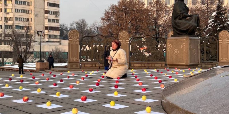 «Қаңтар қасіреті»: Алматыда еске алу митингісіне жиналғандарды прокурорлар қалай таратты.