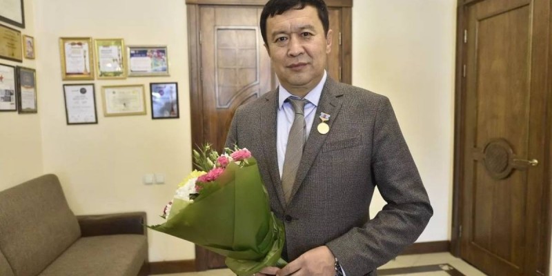 Әртіс Сәбит Әбдіхалықов директор болды.
