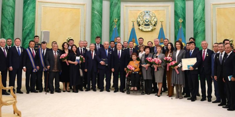 Әкімдер мен министрлер де мемлекеттік награда алды.