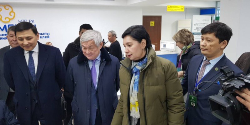 Үкімет мүшелері Батыс Қазақстанда көпбалалы отбасыларды аралайды.
