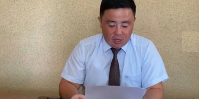 Сұрақтарын бір жерлеріне тығып қойсын! Әкімнің басы дауға қалды.