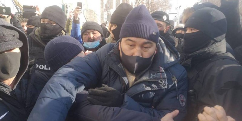 Боксшының митингке келгенінен кеткені тез болды.