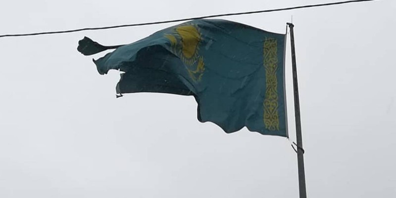 Павлодарда жыртылған ту желбіреп тұр.