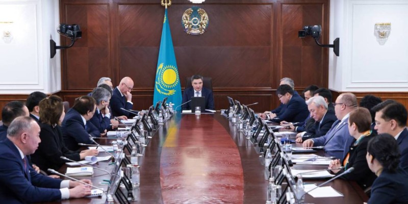 Олжас Бектенов сарапшылармен экономиканы одан әрі дамыту мәселелерін талқылады.