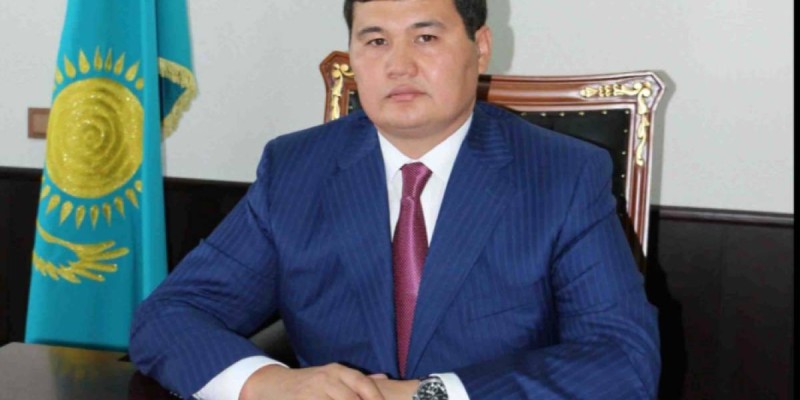 9 миллион теңгенің сағаттын таққан Нәлібаев журналистерден тұра қашты.