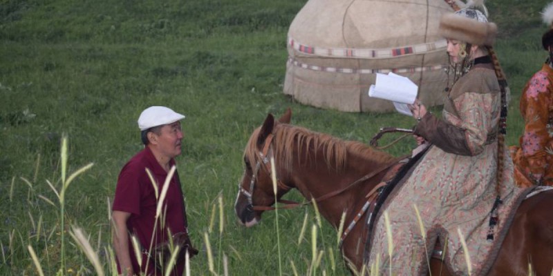 Қалың «Нұр Отан» қалғып кеткендей ауыр үнсіздікке көшті.
