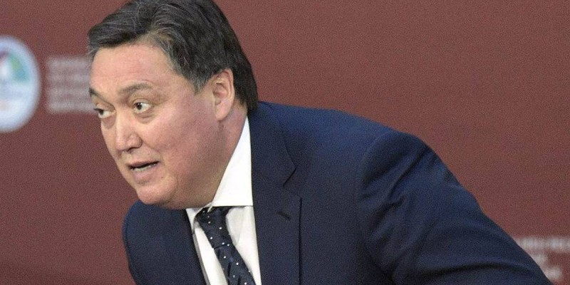 Айтары жоқ Асқар Мәмин журналистерден қашты.