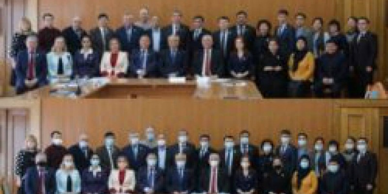30 секунд «демалмай тұрған» семейлік әкім мен депутаттар 85 мың теңгеден айыппұл төлейді.
