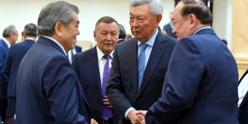 Сенат кеңесінің құрамы кілең зейнеткерлер.