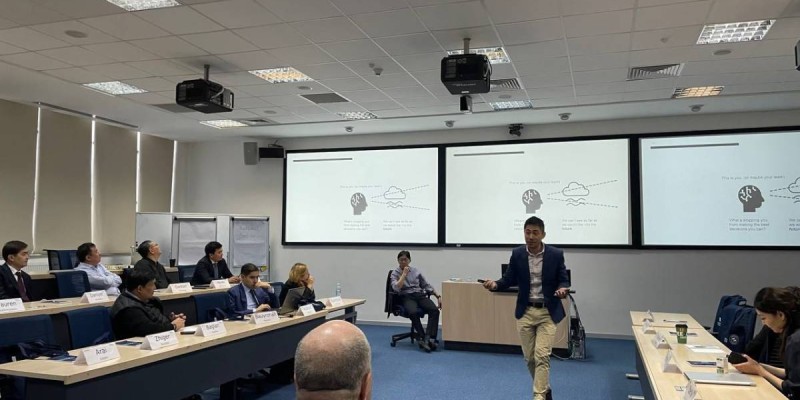 Жоғарғы лауазымды жетекшілер перспективалы ойлау мен жоспарлау бойынша білімдерін жетілдіруде.