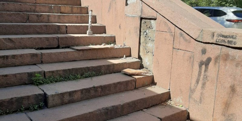 Сейфуллин көпіріндегі гранит плиталар тазарту үшін алынады, бүтін тастар орнына қойылады.