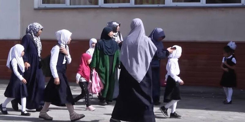 Хиджабқа тыйым салу күшіне енді: Қазақстандағы жекеменшік мектептер ескертусіз тексерілетін болды.