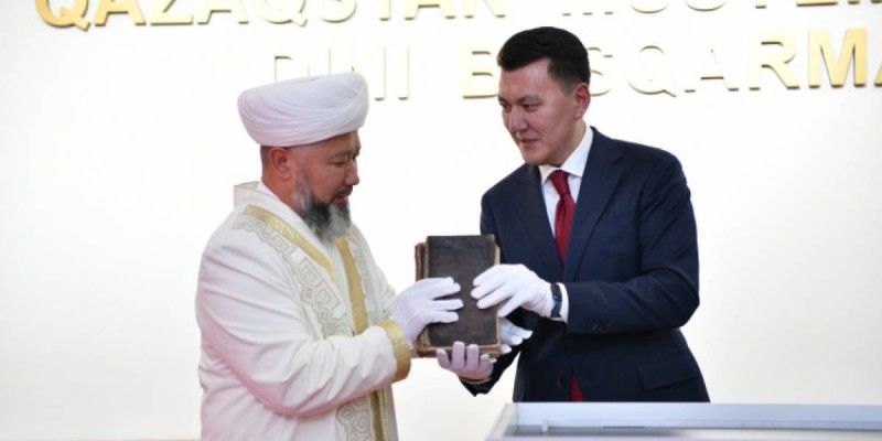 Ерлан Қарин Хан Кененің құранын ҚМДБ-ға тапсырды.