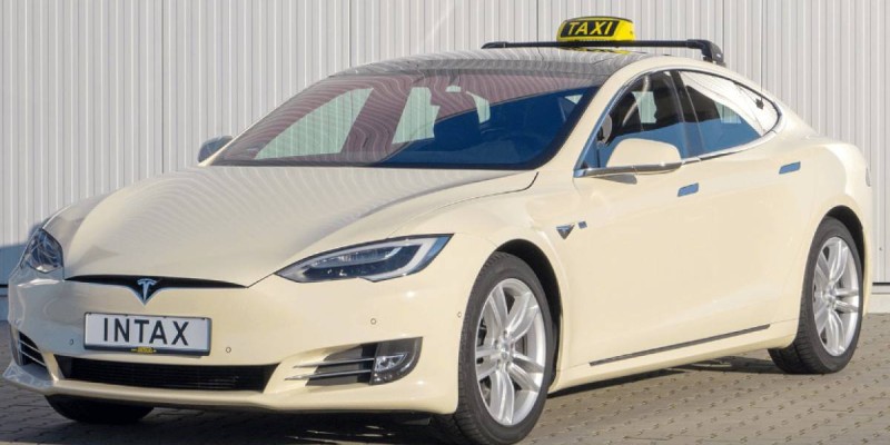 Tesla пилотсыз такси қызметін келесі жылы қосады.