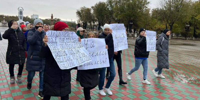 Атырауда әлеуметтік талап қойған әйелдер әкімдікке барды.
