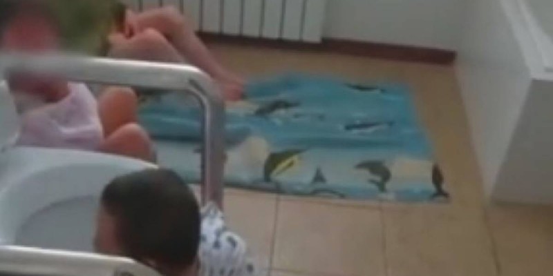 Атырауда мүгедек балаларды унитазға байлап қорлағандар сөгіс алумен құтылды.