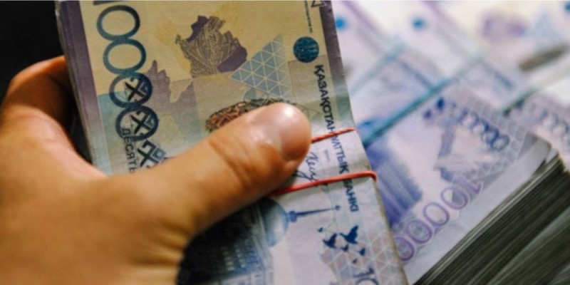 Атырауда ұлына бюджет қаражатынан екі миллион теңге жалақы төлеген депутат істі болды.