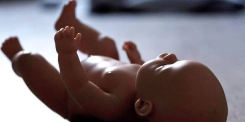 Атырауда бесінші баласын қоқысқа тастаған ананың соты басталды.