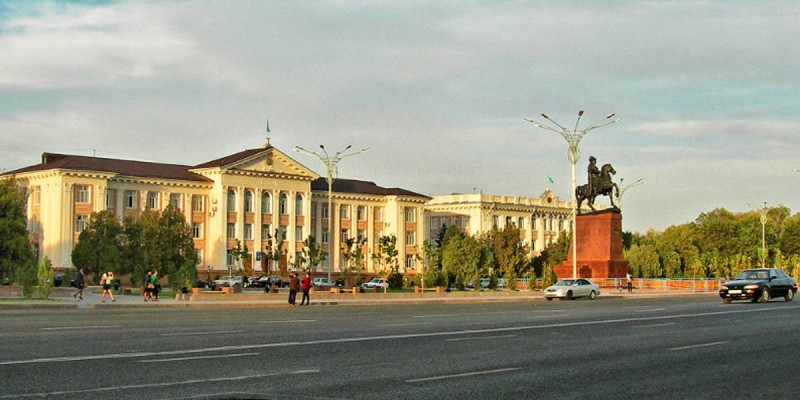 Тараз қаласындағы «Достық» алаңын Назарбаевтың атына беру туралы шешім талқылауға шығарылды.
