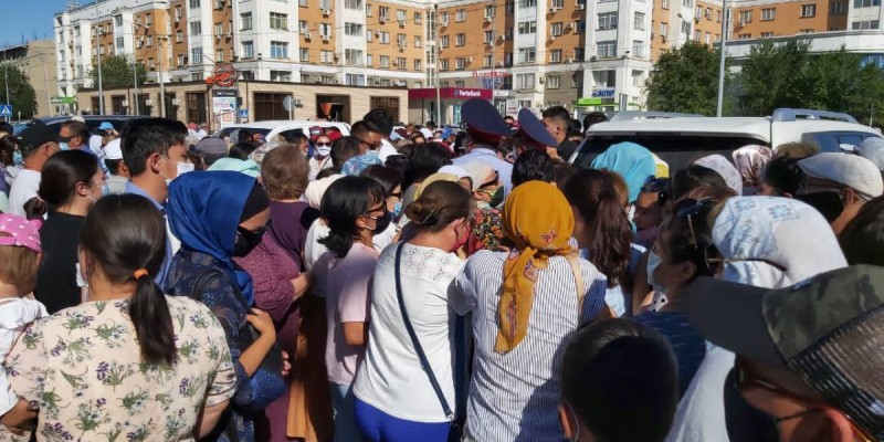Атыраудағы тегін дәріге талас: Еріктілерге айыппұл салынуы мүмкін (видео).
