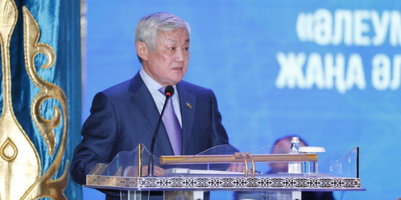Үкімет адамдары президенттің тапсырмасын атыраулықтарға түсіндіріп жүр.