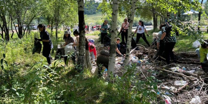 «Журавлиха» өзенінің жағасынан 2 тоннадан астам қоқыс шығарылды.
